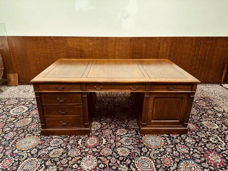 Klassiek-Engels-Antiek-Eiken-Bureau-Partnerdesk