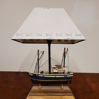 Klassieke-Engelse-tafellamp-van-een-houten-schaalmodel-van-een-boot-met-een-kap-schemerlamp-1