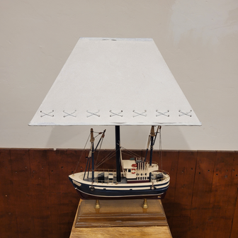 Klassieke-Engelse-tafellamp-van-een-houten-schaalmodel-van-een-boot-met-een-kap-schemerlamp-2