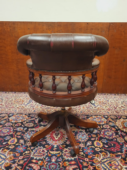 Engelse-Chesterfield-bureaustoel-captain-chair-van-leder-donkerbruin-3