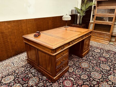 Klassiek-Engels-Antiek-Chesterfield-Groot-Bureau-Partnerdesk