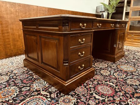 Klassiek-Engels-Antiek-Chesterfield-Bureau-Desk-Partnerdesk