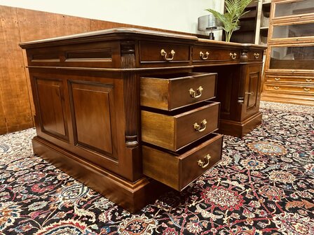 Klassiek-Engels-Antiek-Chesterfield-Bureau-Desk-Partnerdesk