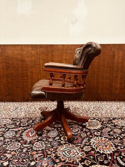 Bruine-Chesterfield-Captain-Chair-Bureaustoel