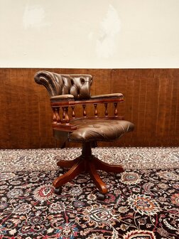 Bruine-Chesterfield-Captain-Chair-Bureaustoel