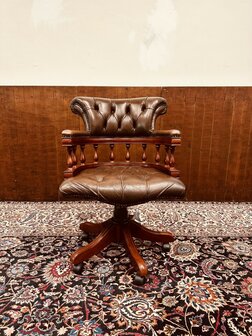 Bruine-Chesterfield-Captain-Chair-Bureaustoel