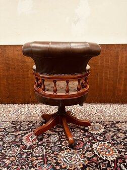 Bruine-Chesterfield-Captain-Chair-Bureaustoel
