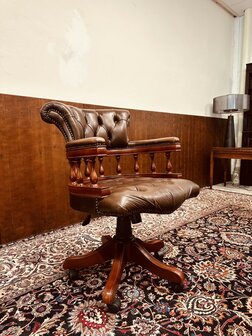 Bruine-Chesterfield-Captain-Chair-Bureaustoel