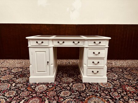 Klassiek-Engels-Wit-Bureau-Partnerdesk