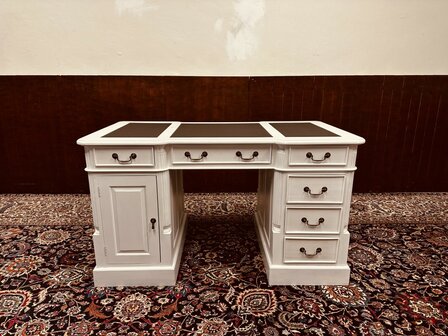Klassiek-Engels-Wit-Bureau-Partnerdesk