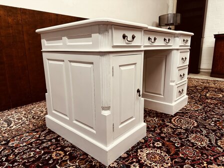 Klassiek-Engels-Wit-Bureau-Partnerdesk
