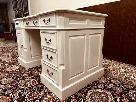 Klassiek-Engels-Wit-Bureau-Partnerdesk