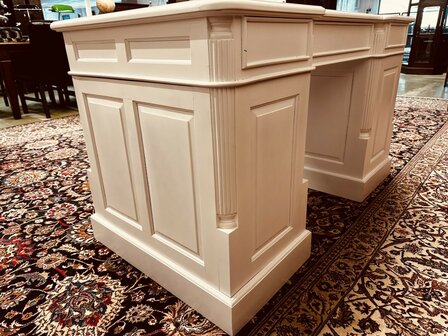 Klassiek-Engels-Wit-Bureau-Partnerdesk