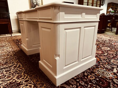 Klassiek-Engels-Wit-Bureau-Partnerdesk