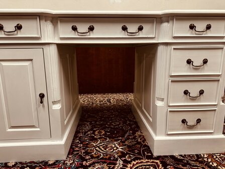 Klassiek-Engels-Wit-Bureau-Partnerdesk