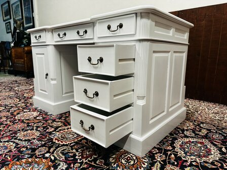 Klassiek-Engels-Wit-Bureau-Partnerdesk