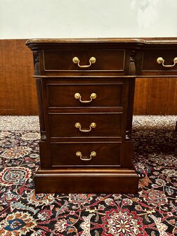 Antiek-Engels-Chesterfield-Bureau-Partnerdesk