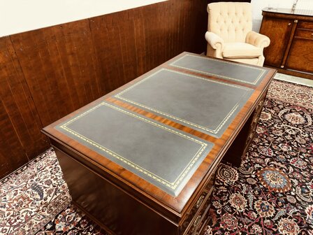 Klassiek-Engels-Heldense-Exlcusive-Bureau