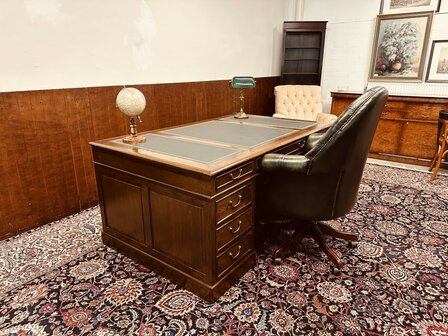 Groot-Engels-Chesterfield-Bureau-Partnerdesk