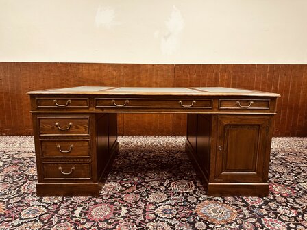 Groot-Engels-Chesterfield-Bureau-Partnerdesk