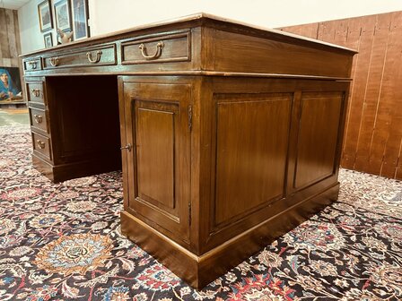 Groot-Engels-Chesterfield-Bureau-Partnerdesk