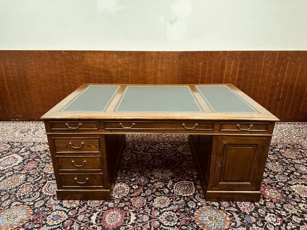 Groot-Engels-Chesterfield-Bureau-Partnerdesk