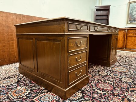 Groot-Engels-Chesterfield-Bureau-Partnerdesk