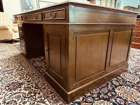 Groot-Engels-Chesterfield-Bureau-Partnerdesk