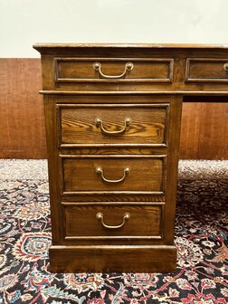 Groot-Engels-Chesterfield-Bureau-Partnerdesk