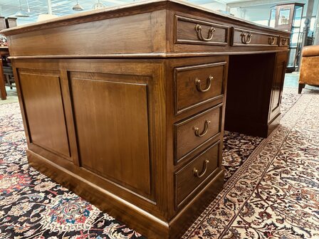 Groot-Engels-Chesterfield-Bureau-Partnerdesk