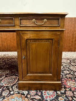 Groot-Engels-Chesterfield-Bureau-Partnerdesk
