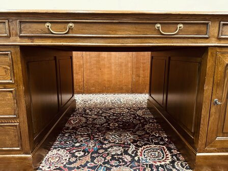 Groot-Engels-Chesterfield-Bureau-Partnerdesk