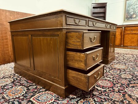 Groot-Engels-Chesterfield-Bureau-Partnerdesk