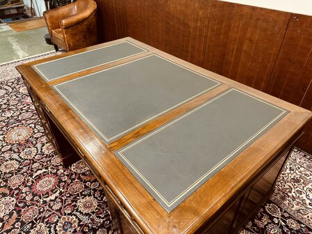 Groot-Engels-Chesterfield-Bureau-Partnerdesk