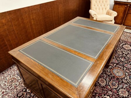Groot-Engels-Chesterfield-Bureau-Partnerdesk