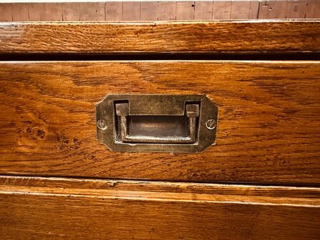 Engels-Eichholtz-Side-table-Dressoir
