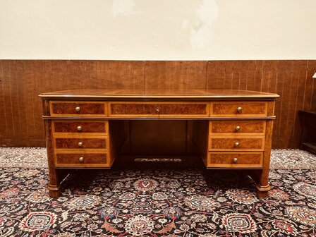 Klassiek-Italiaans-Wortelhout-Bureau-met-Achterschot