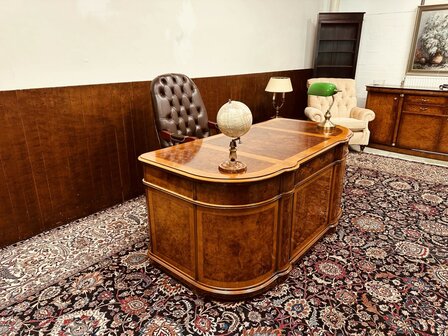 Klassiek-Italiaans-Wortelhout-Bureau-met-Achterschot
