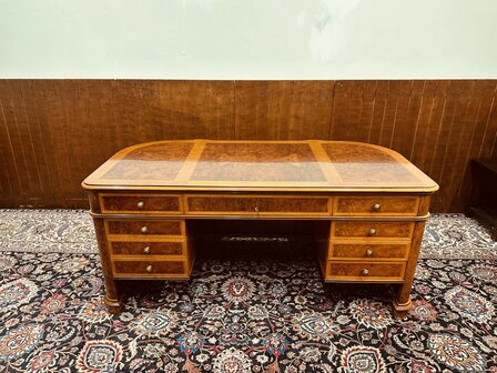 Klassiek-Italiaans-Wortelhout-Bureau-met-Achterschot