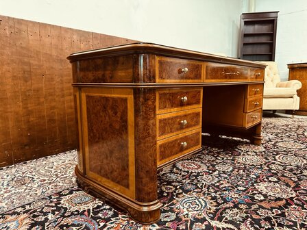 Klassiek-Italiaans-Wortelhout-Bureau-met-Achterschot