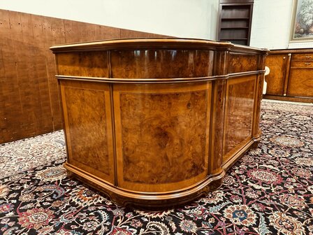 Klassiek-Italiaans-Wortelhout-Bureau-met-Achterschot