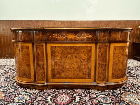 Klassiek-Italiaans-Wortelhout-Bureau-met-Achterschot