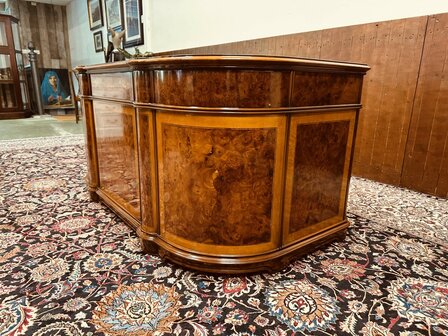 Klassiek-Italiaans-Wortelhout-Bureau-met-Achterschot