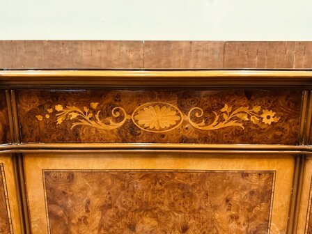 Klassiek-Italiaans-Wortelhout-Bureau-met-Achterschot