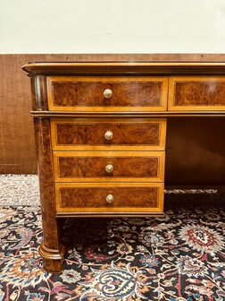 Klassiek-Italiaans-Wortelhout-Bureau-met-Achterschot
