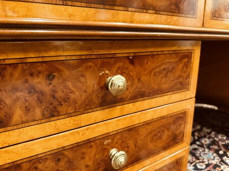Klassiek-Italiaans-Wortelhout-Bureau-met-Achterschot