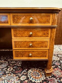 Klassiek-Italiaans-Wortelhout-Bureau-met-Achterschot