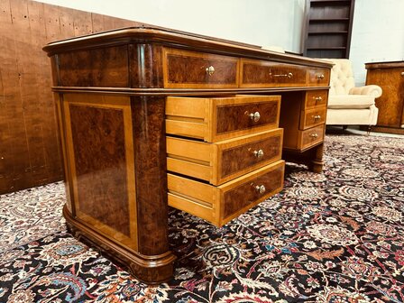 Klassiek-Italiaans-Wortelhout-Bureau-met-Achterschot