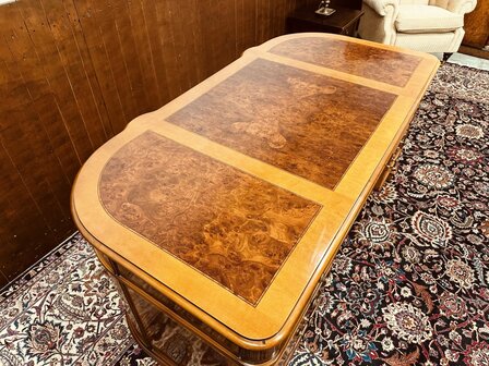 Klassiek-Italiaans-Wortelhout-Bureau-met-Achterschot