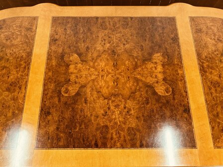 Klassiek-Italiaans-Wortelhout-Bureau-met-Achterschot